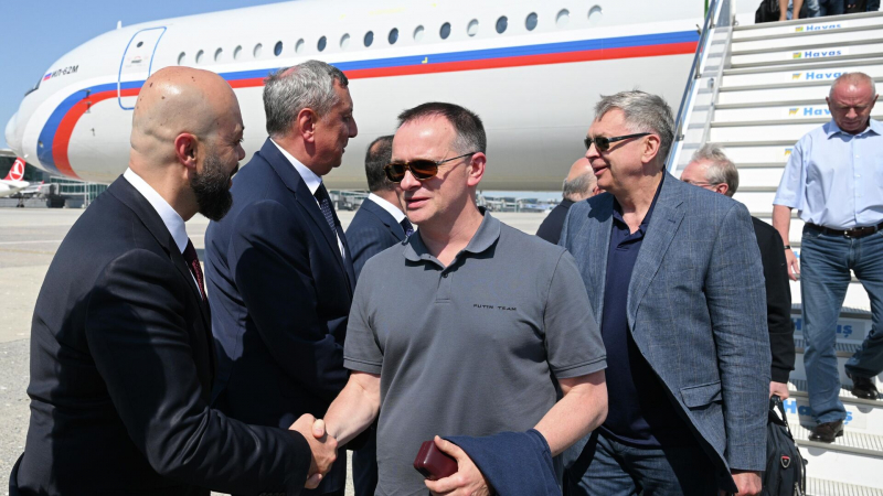 Мединский прилетел на переговоры с Украиной в футболке Putin Team