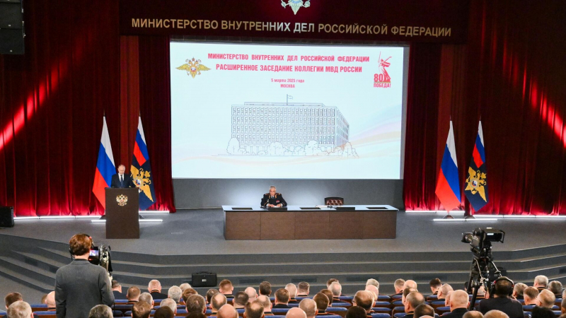 Путин призвал МВД защищать бизнес от преступных схем