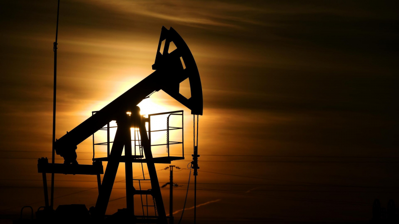 Стоимость нефти поднимается более чем на полтора процента