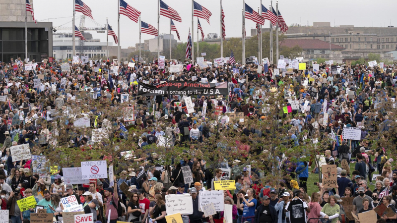 В Вашингтоне тысячи человек вышли на митинг против Трампа