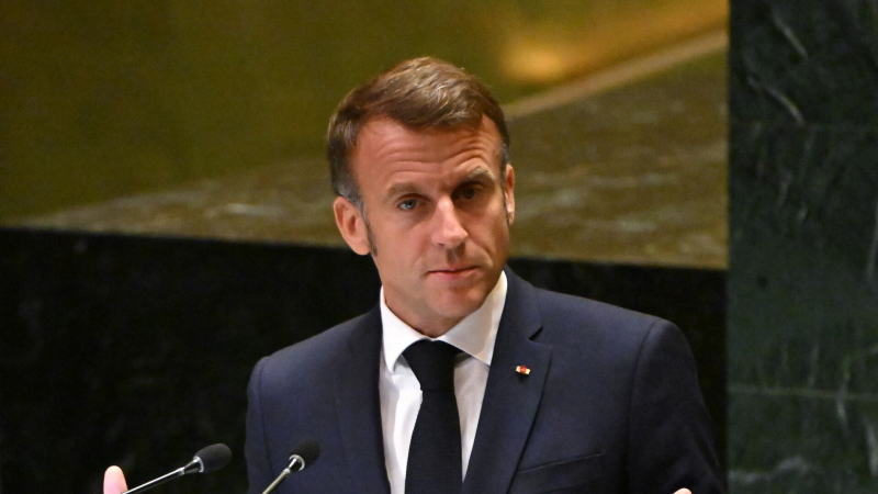 Во Франции заявили, что Макрон пугает граждан "российской угрозой"