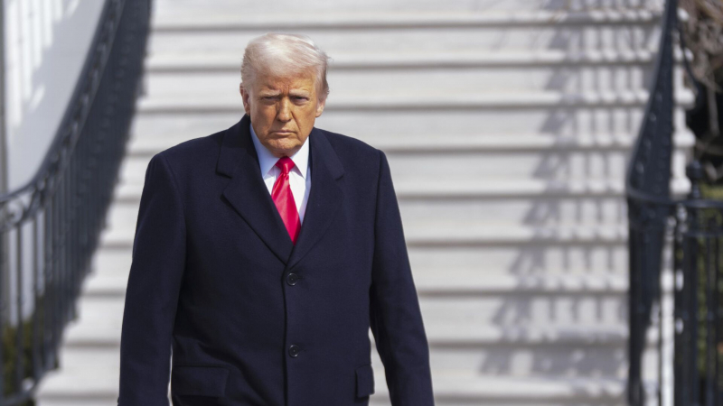 Врач прокомментировал сообщения о синяке на руке Трампа